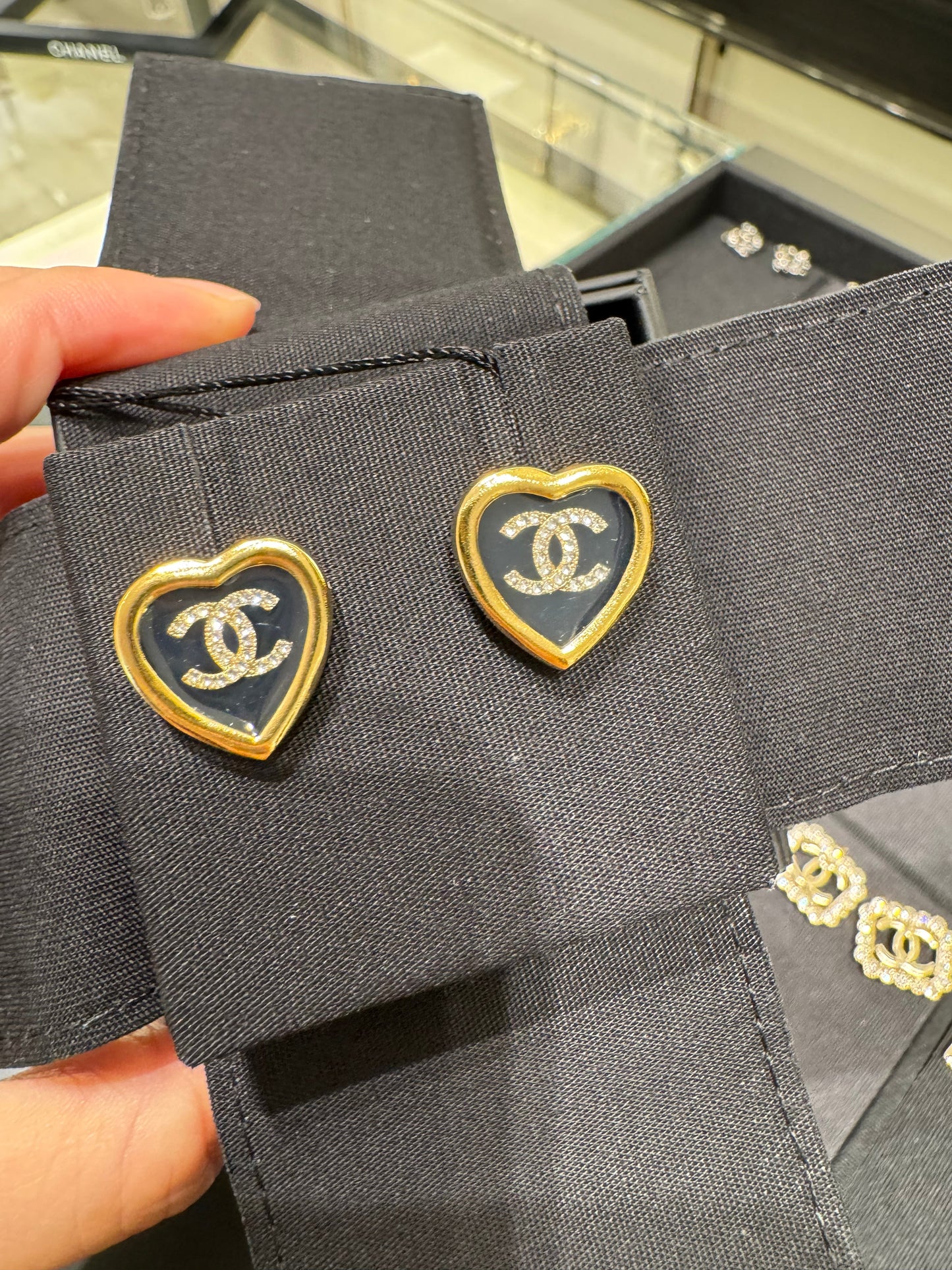 CHANEL Black and Gold Heart Earrings(Black/Gold)