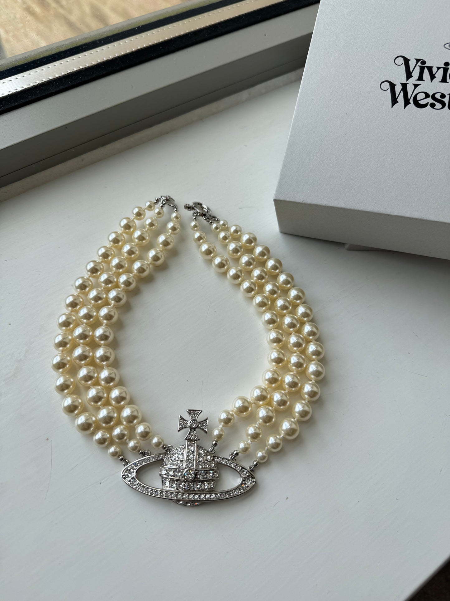 VIVIENNE WESTWOOD Triple-Row Faux-Pearl Orb Pendant Choker Brass(2 Colors)