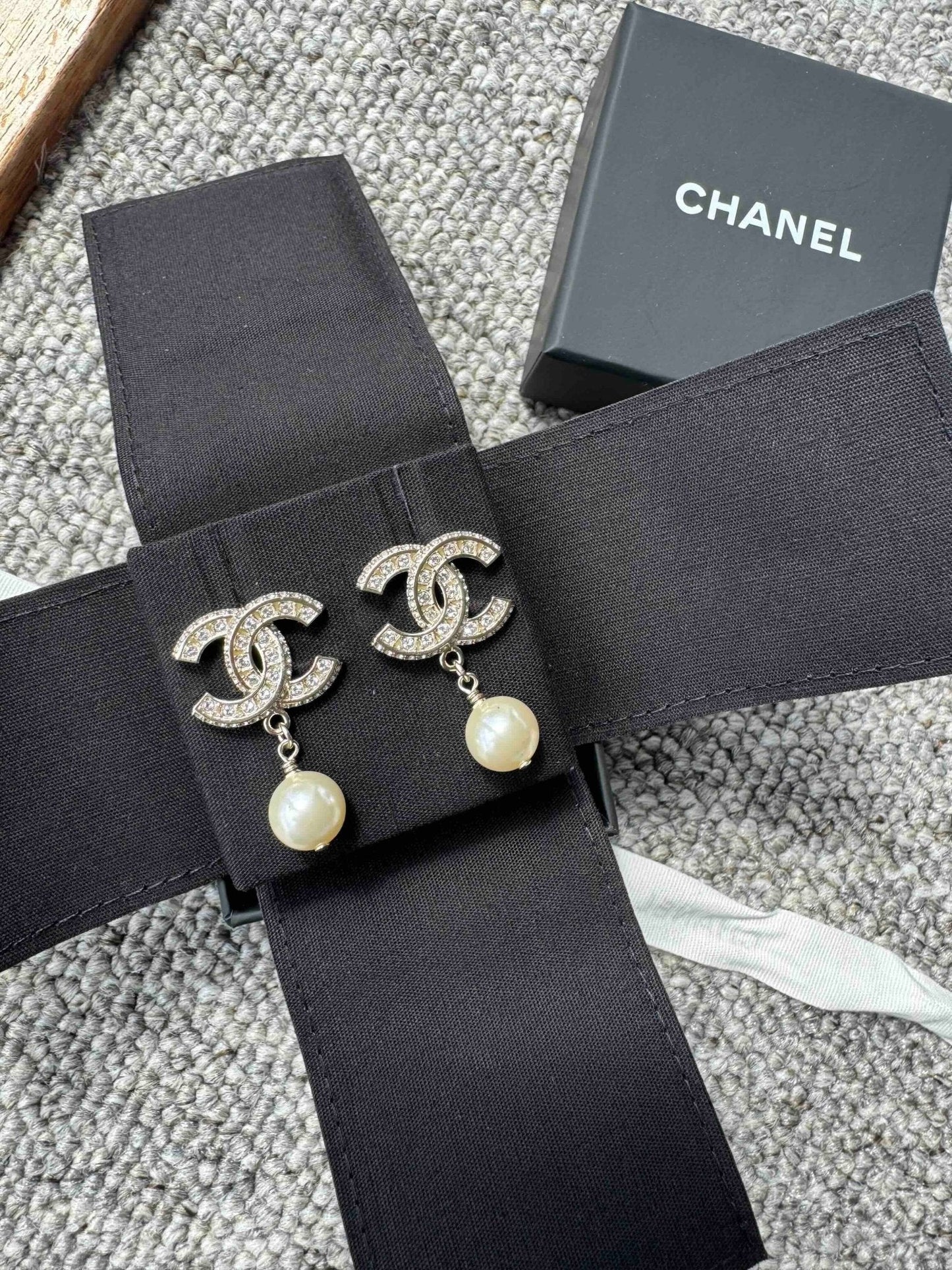 CHANEL A86506 Classic Earrings with Pearl(Gold)