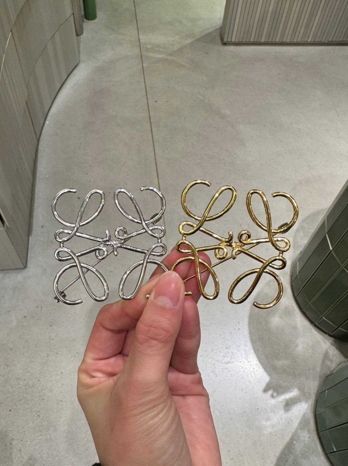 LOEWE Metal Anagram Brooch(2 Colors)