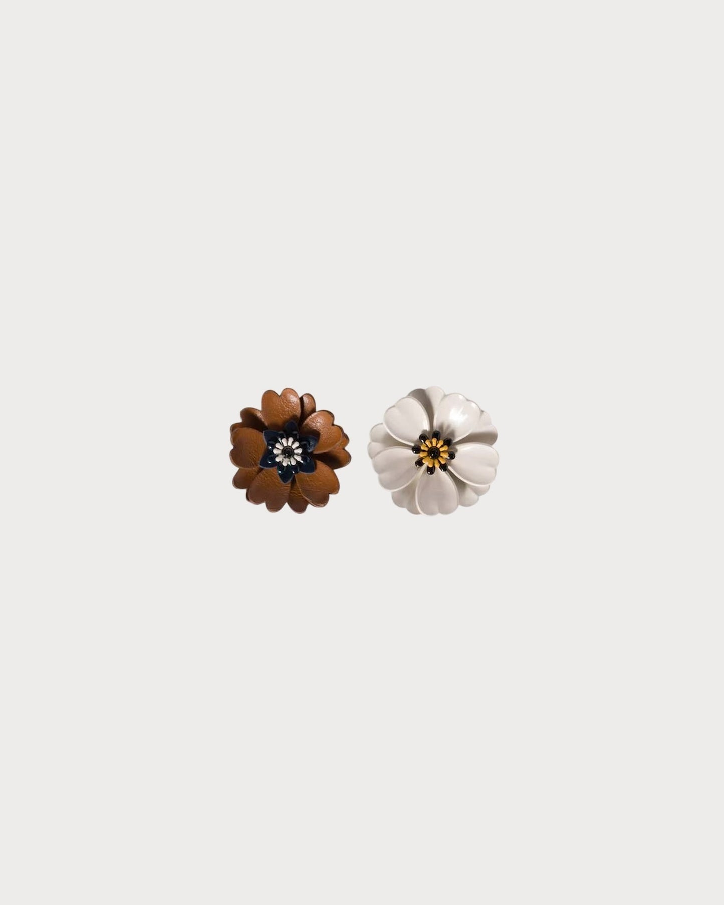 MIU MIU Metal and Leather Earrings(Gold)