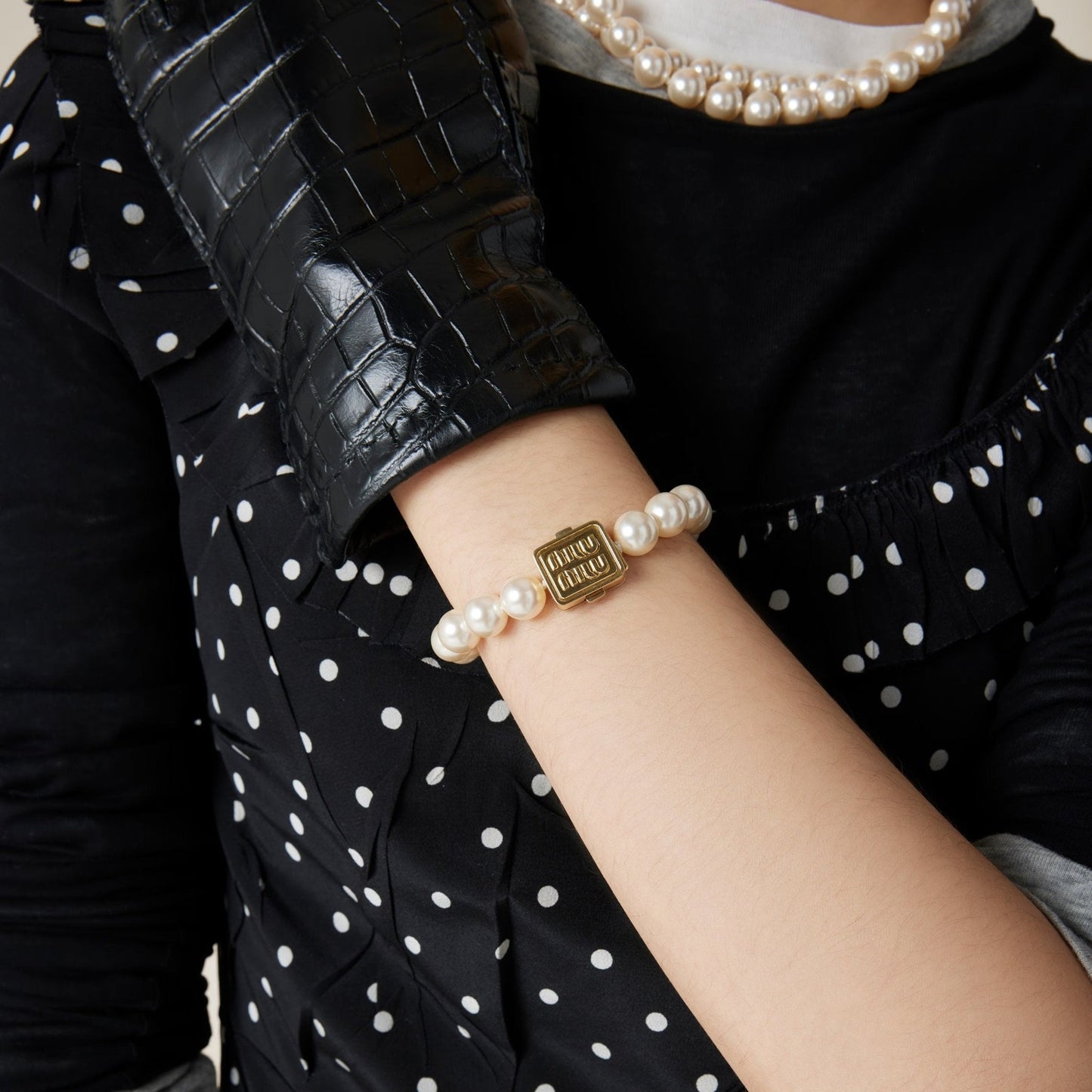 MIU MIU Metal and Pearl Bracelet(Gold)